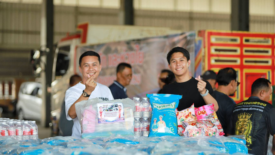 ทีมศุภชัย นพขำ ระดมแพ็คถุงยังชีพ 3,500 ชุด ลุยช่วยชาวสามโคกน้ำท่วมหนัก 