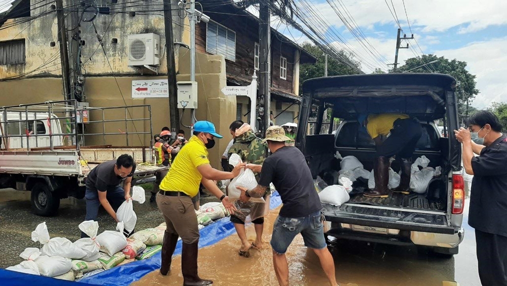 ชุดตำรวจจิตอาสา ภ.จว.เชียงใหม่ ช่วยบรรจุกระสอบทรายเสริมแนวตลิ่งแม่น้ำปิง