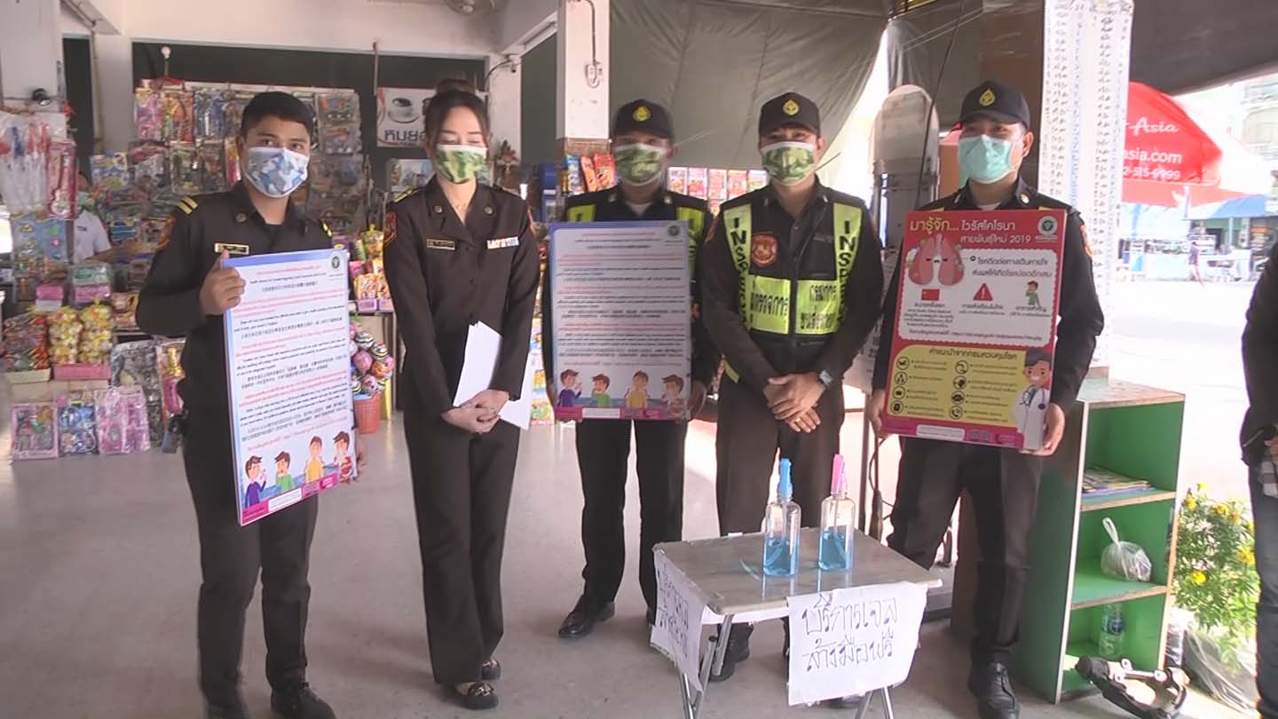 "ขนส่งมุกดาหาร" แจกหน้ากากอนามัย พนักงานขับรถโดยสาร ผู้โดยสารรถประจำทาง