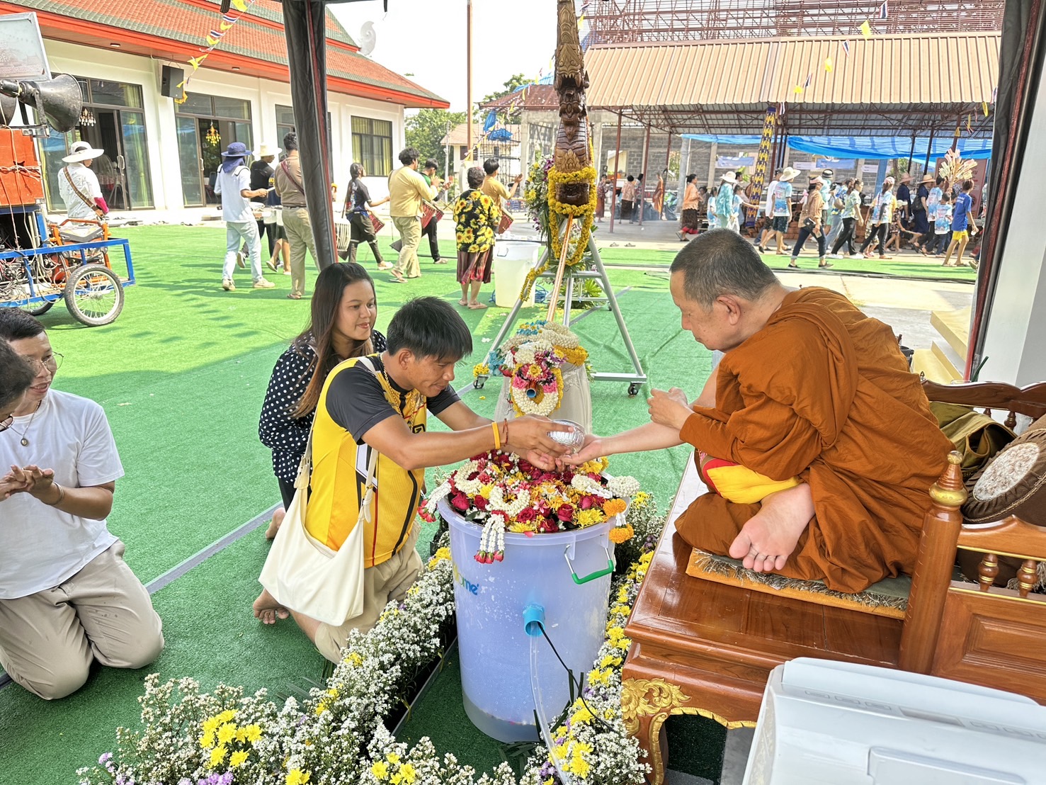 นักท่องเที่ยวแห่สรงน้ำขอพรเจ้าคุณบัวศรี วัดประชานิยม จ.กาฬสินธุ์ใน"วันพญาวัน"แน่นวัดส่องโอ่งน้ำมนต์เลขเด็ด