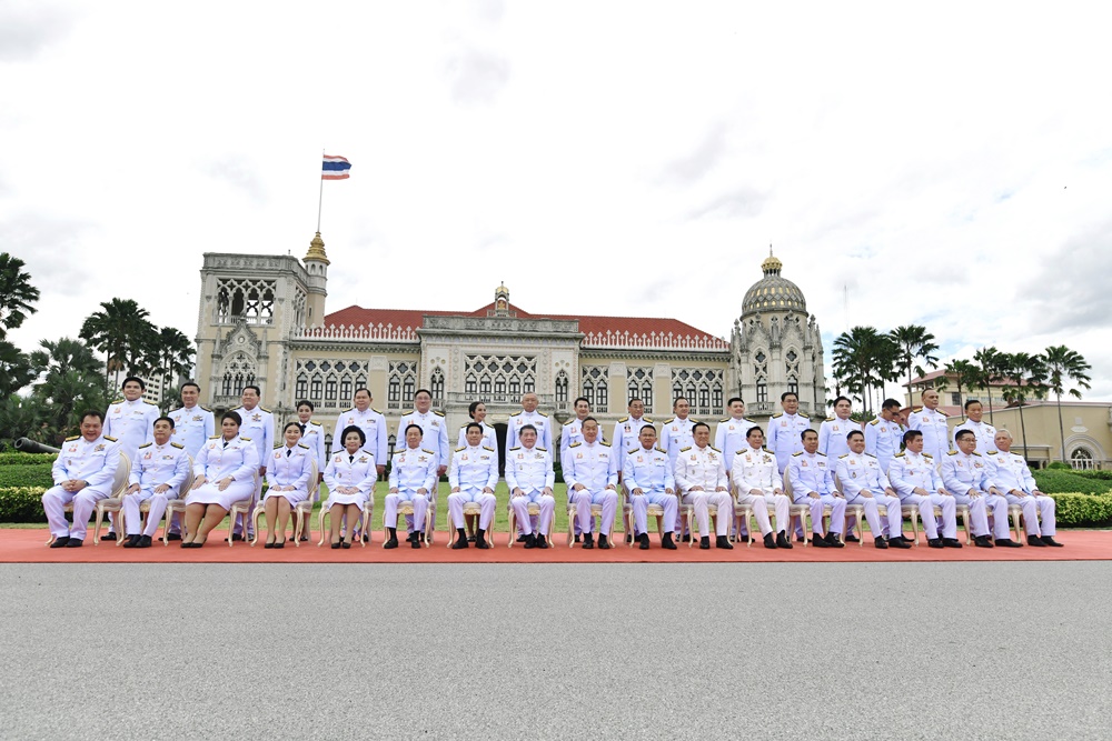 "เศรษฐา 1" ร่วมถ่ายภาพหมู่ หน้าตึกไทยคู่ฟ้าทำเนียบรัฐบาล หลังเข้าเฝ้าถวายสัตย์ปฏิญาณตน รับตำแหน่งหน้าที่อย่างเป็นทางการ