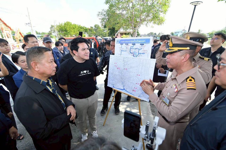 "2 รัฐมนตรี" บุกฉะเชิงเทรา! สั่งรับมือวิกฤตน้ำ "สุรศักดิ์" สั่ง อว. ติดตั้งเครื่องผลักดันน้ำ 50 ลำ ใช้ดาวเทียม THES-2 สู้พายุ