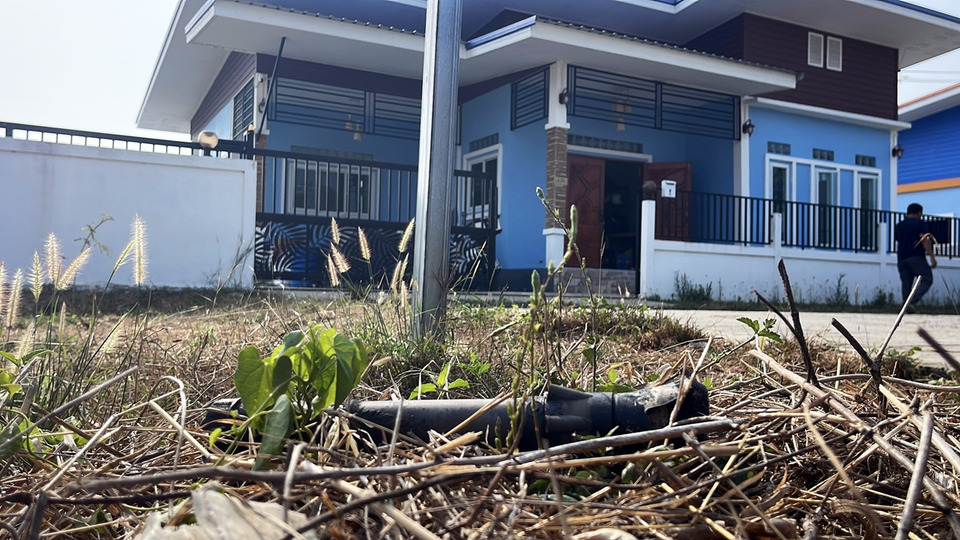 บ้านรอบคลังอาวุธระเบิดเสียหายหนัก พบหางจรวด RPG ตกกลางชุมชนสุรินทร์