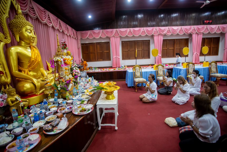 พุทธศาสนิกชนชาวพัทยาทำบุญตักบาตรเนื่องในวันวิสาขบูชา