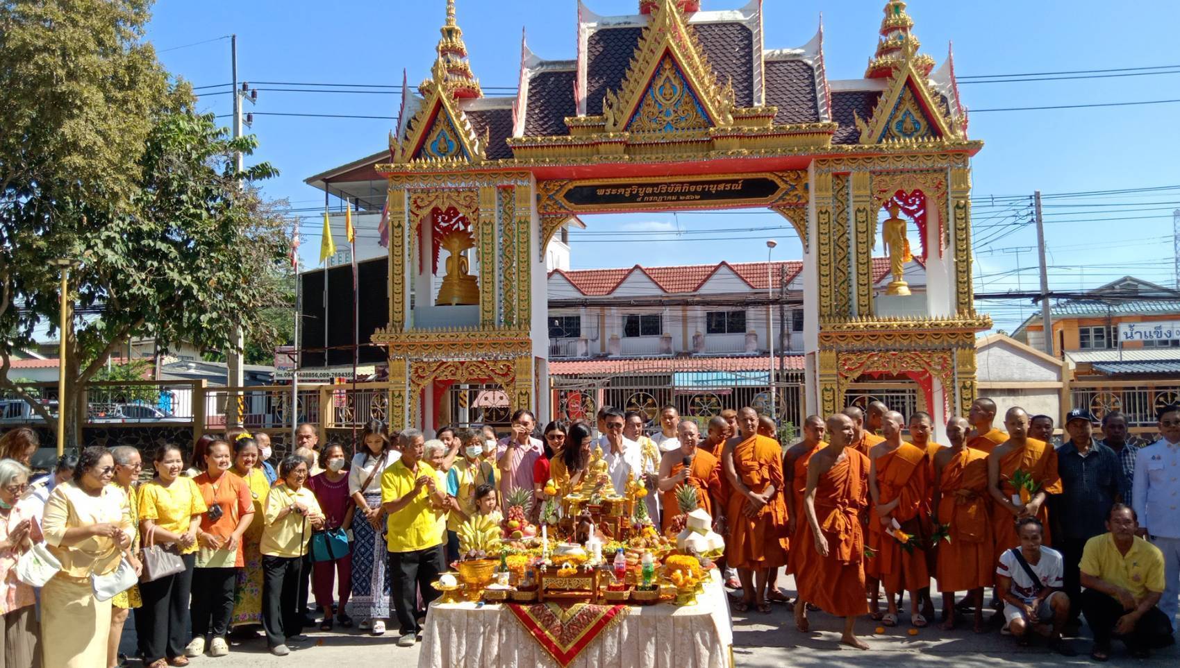 วัดพิบูลสัณหธรรม ศรีราชาชักพระประจำวันจันทร์ และประจำวันเสาร์ ขึ้นซุ้มประตูหน้าวัด  เพื่อถวายเป็นพระราชกุศล
