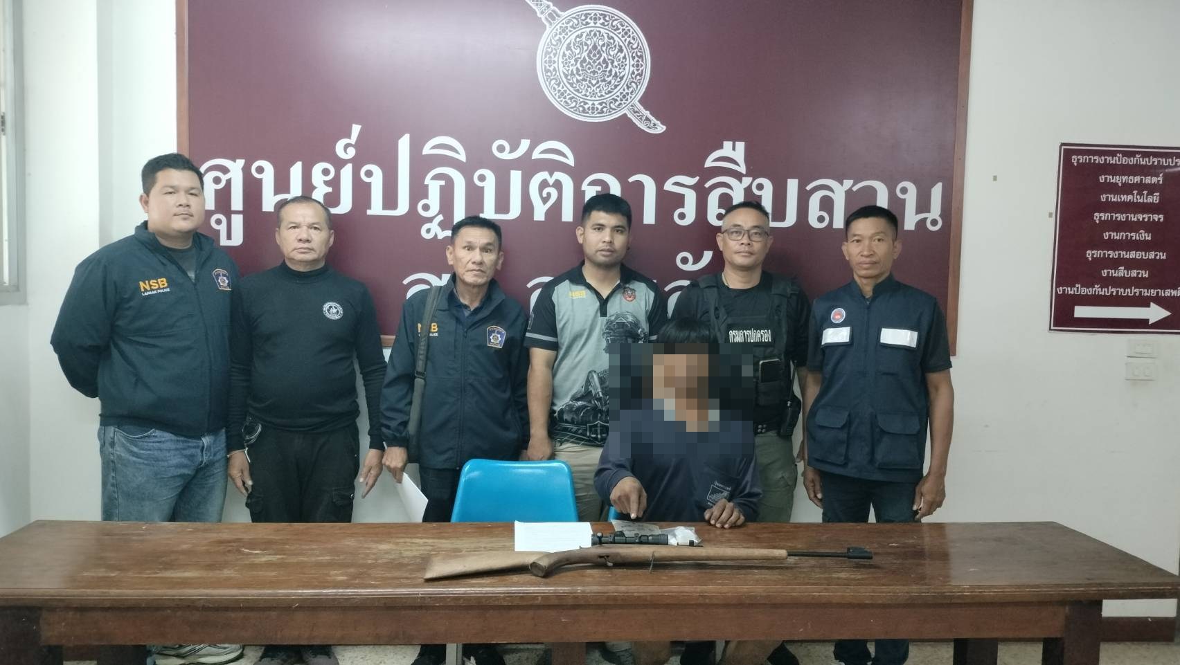 จนท.ทลายคลังเสพ รวบวัยรุ่นยกโขยง พบของกลางปืน-อุปกรณ์เสพ 