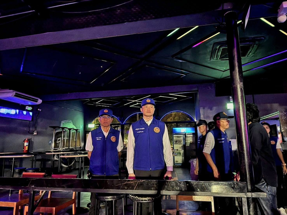 ชุมพรปูพรมตรวจ 5 สถานบันเทิง ย้ำ “ห้ามเด็ก-ห้ามยา-ห้ามอาวุธ” ฝ่าฝืนเจอจัดการเด็ดขาด