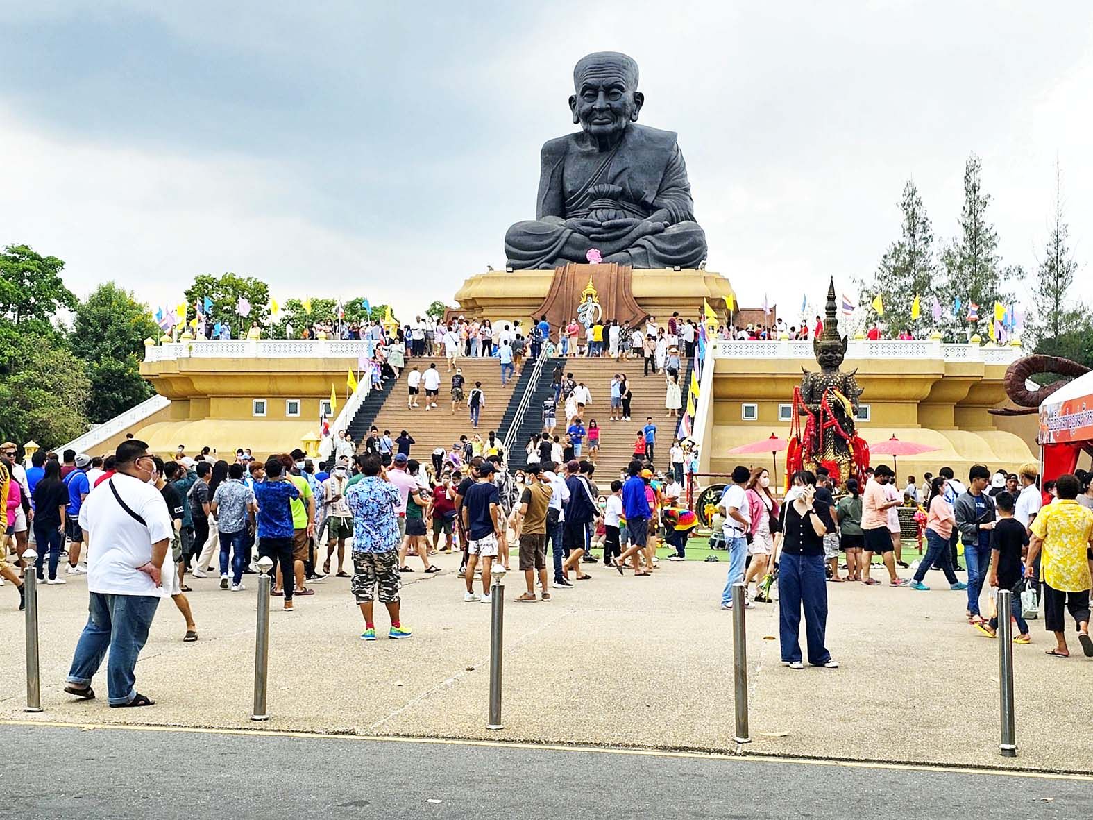  คึกคักวันแรงงาน นทท.ขอเลขเด็ดโค้งสุดท้าย “ท้าวเวสสุวรรณ-ไอ้ไข่” แน่นวัดห้วยมงคล