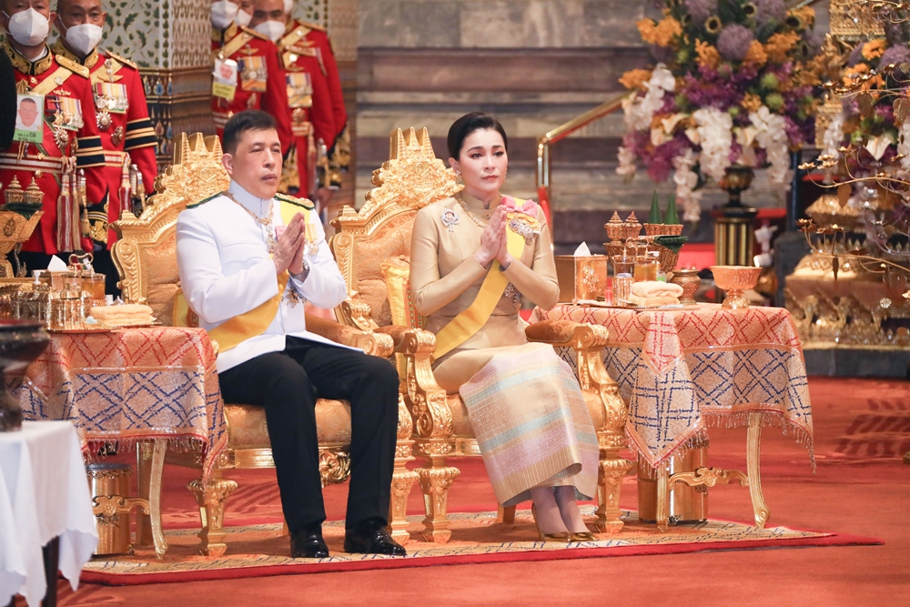 ในหลวง-พระราชินี เสด็จพระราชดำเนินไปในการพระราชพิธีฉัตรมงคล ณ พระที่นั่งอมรินทรวินิจฉัย พระบรมมหาราชวัง