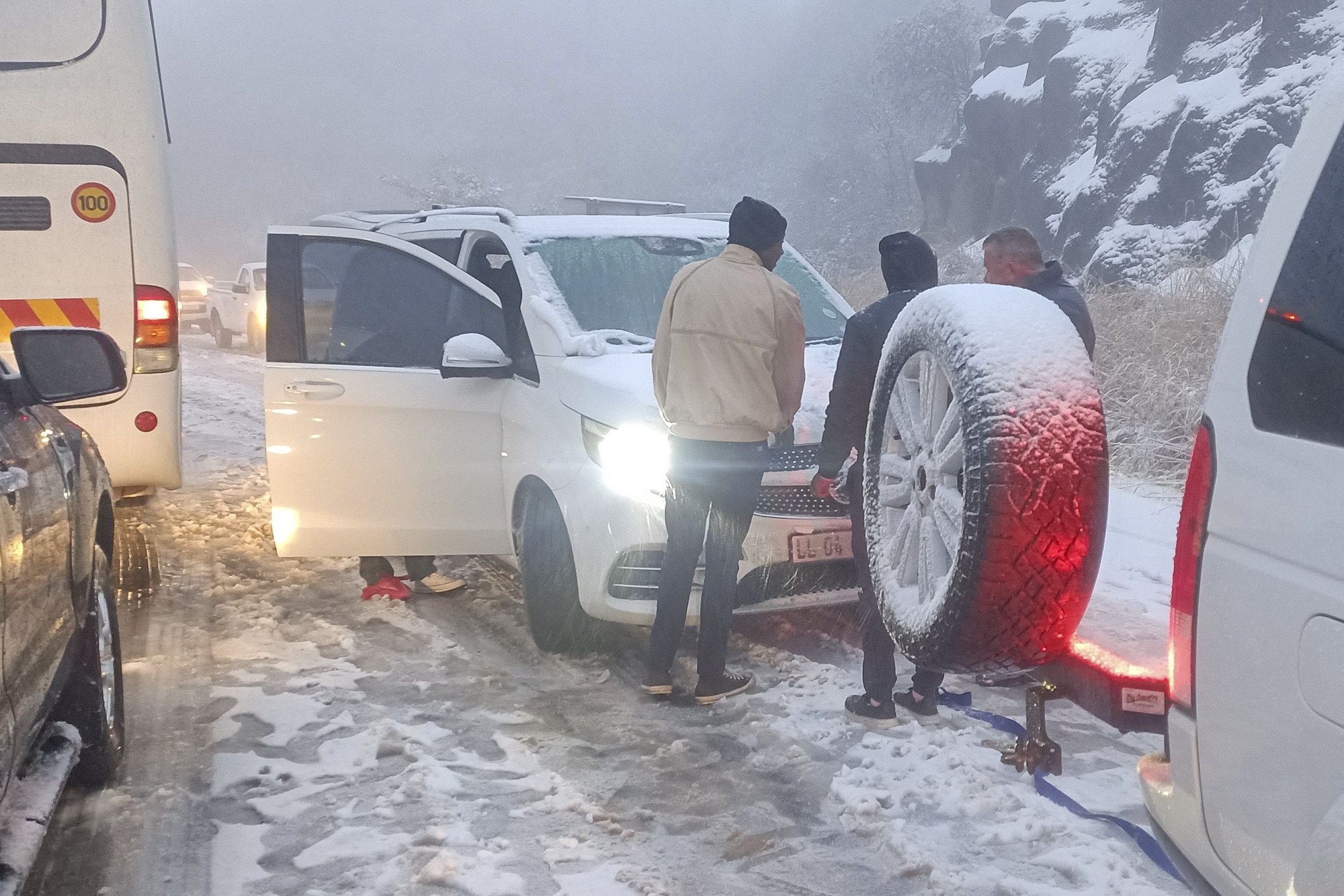 "พายุหิมะ" ถล่ม "แอฟริกาใต้" นานกว่า 10 ชม. ถนนหลายสายใช้สัญจรไม่ได้  