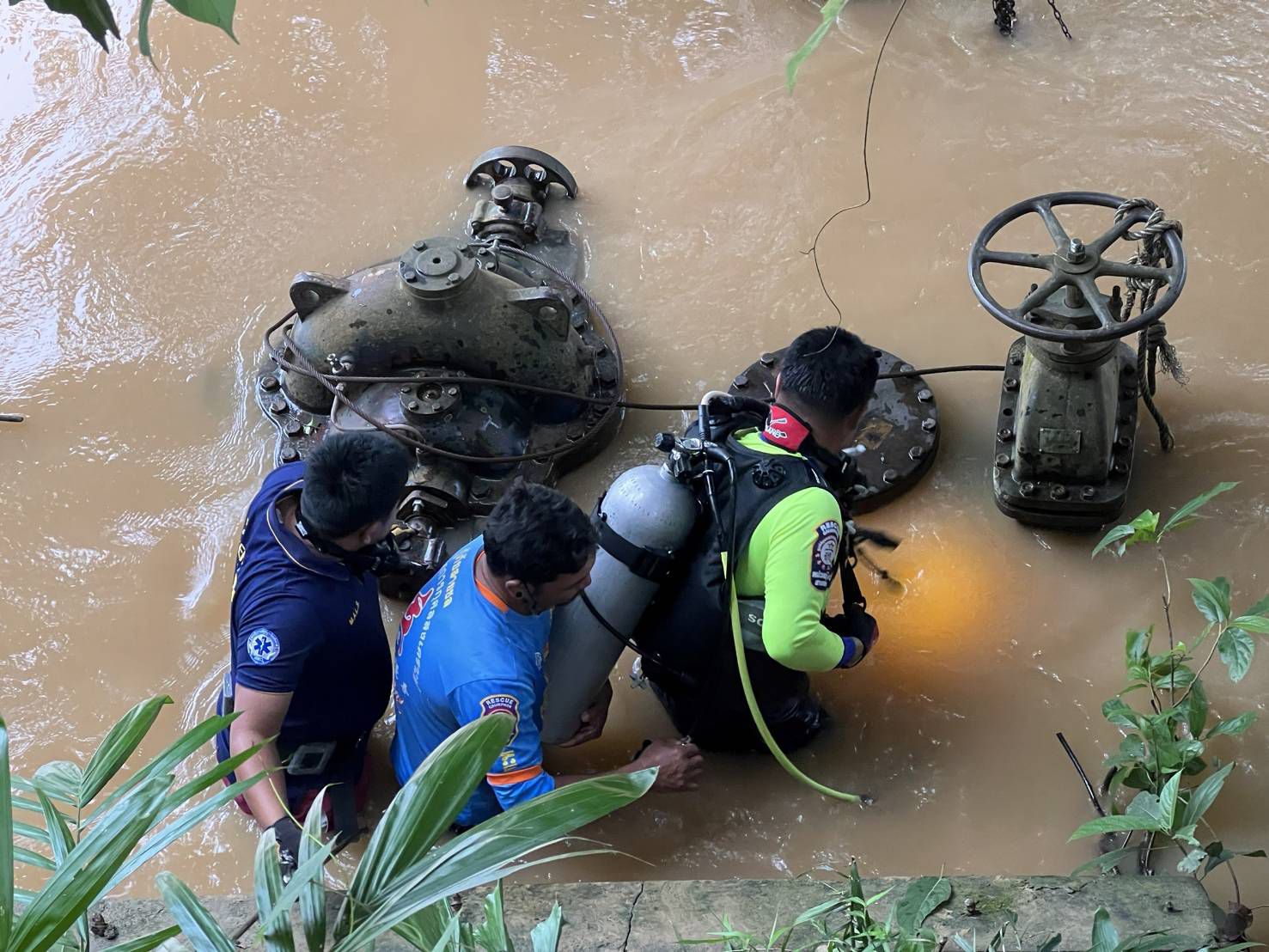 แพสูบน้ำด้วยพลังงานไฟฟ้าชุมพร จมก้นแม่น้ำกู้ภัยเร่งค้นหาข้ามคืนยังไม่พบ