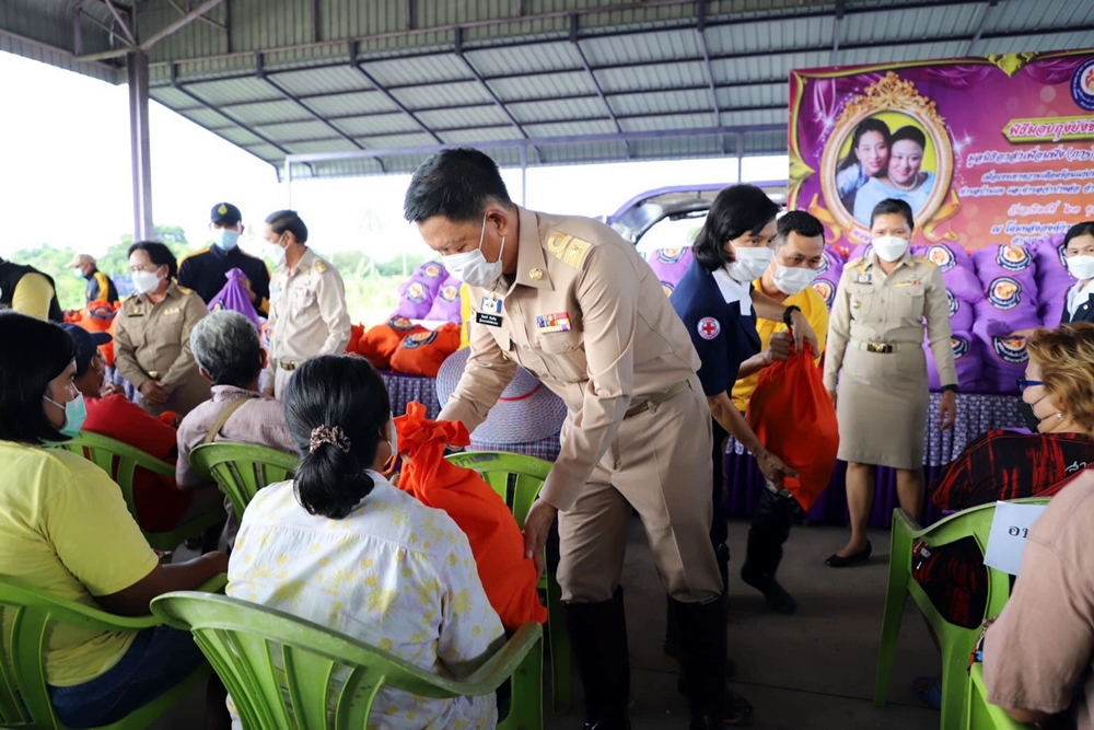 มูลนิธิอาสาเพื่อนพึ่ง(ภาฯ) ยามยาก มอบถุงยังชีพพระราชทานแก่ชาวอ่างทองผู้ประสบอุทกภัย
