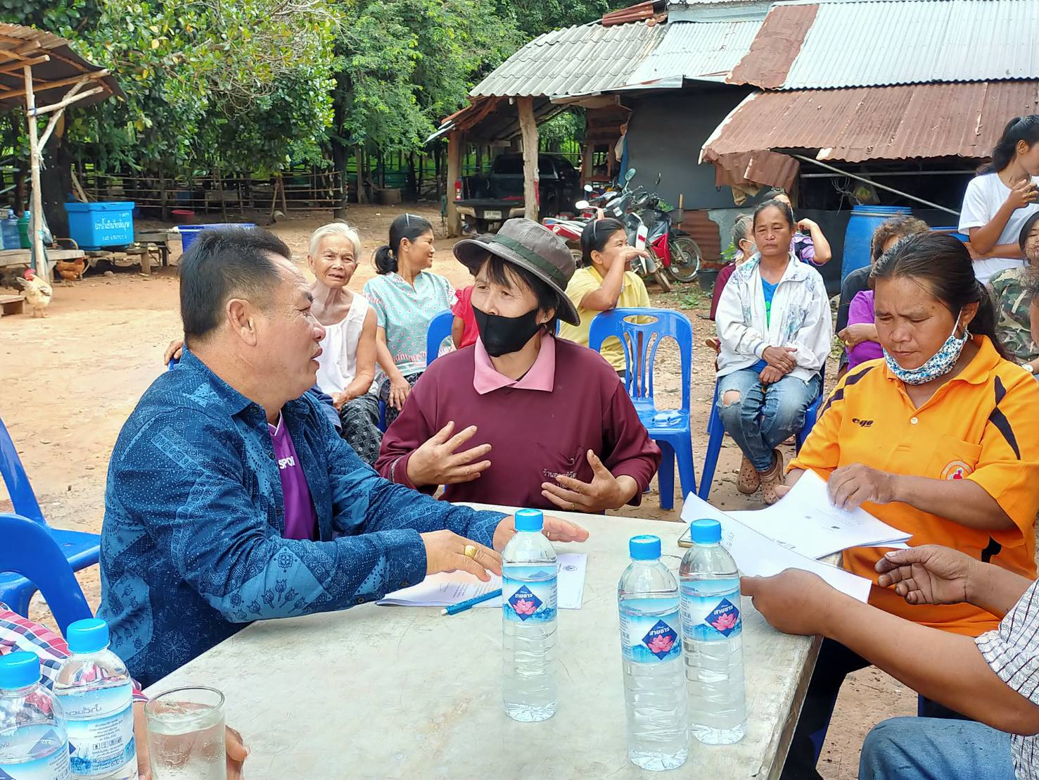กฟภ.มุกดาหาร ลงพื้นที่แก้ไขปัญหาให้ชาวบ้านหลังเดือดร้อนไม่มีไฟฟ้าใช้