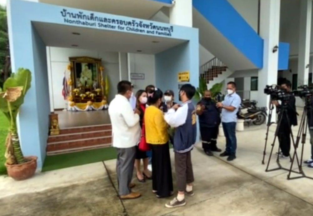 "ทนายรณรงค์" พาย่าน้องเจ้าขา เข้าขอบคุณและให้กำลังใจ พม. หลังถูกพ่อเลี้ยงข่มขู่