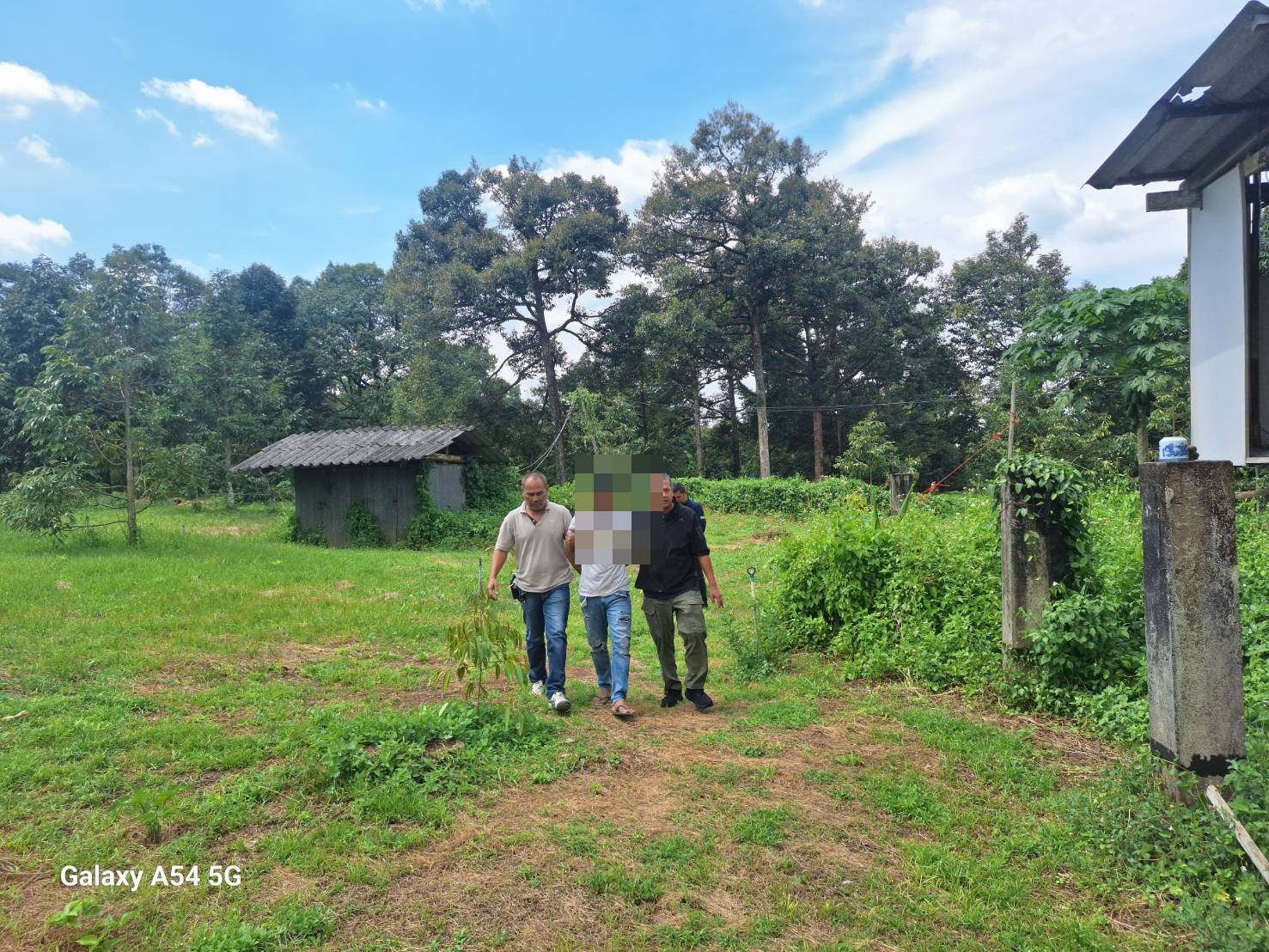 ตำรวจรวบผู้ต้องหาชิงทองในห้างดังกลางเมืองจันทบุรีแล้วจนมุมในขนำกลางสวนผลไม้ สารภาพตกงานหาเงินซื้อนมให้ลูก