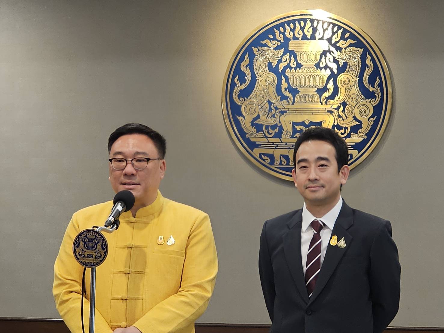 "จุลพันธ์" ยัน "ไตรมาส 4" ได้แน่เงินหมื่น แจง "ธกส." ไม่ขาดสภาพคล่อง  "เผ่าภูมิ" เผยรัฐเตรียมระบบแอปพลิเคชั่นให้เสถียร รองรับเปิดลงทะเบียน