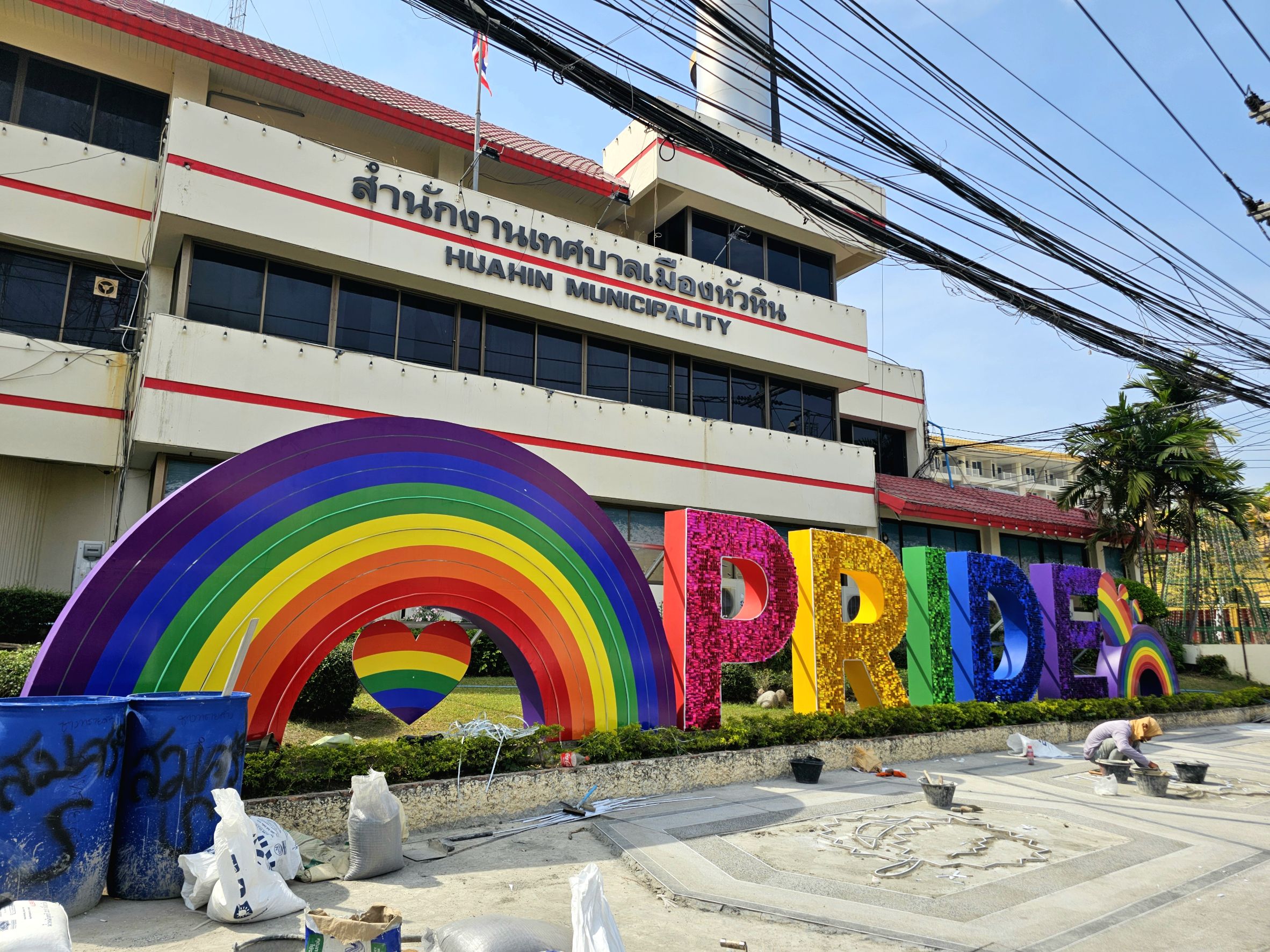เมืองหัวหิน ติดตั้งอักษร P R I D E ขนาดใหญ่ ต้อนรับนักท่องเที่ยว และ 23 คู่รัก LGBTQIAN+ จดทะเบียนสมรสครั้งประวัติศาสตร์พรุ่งนี้