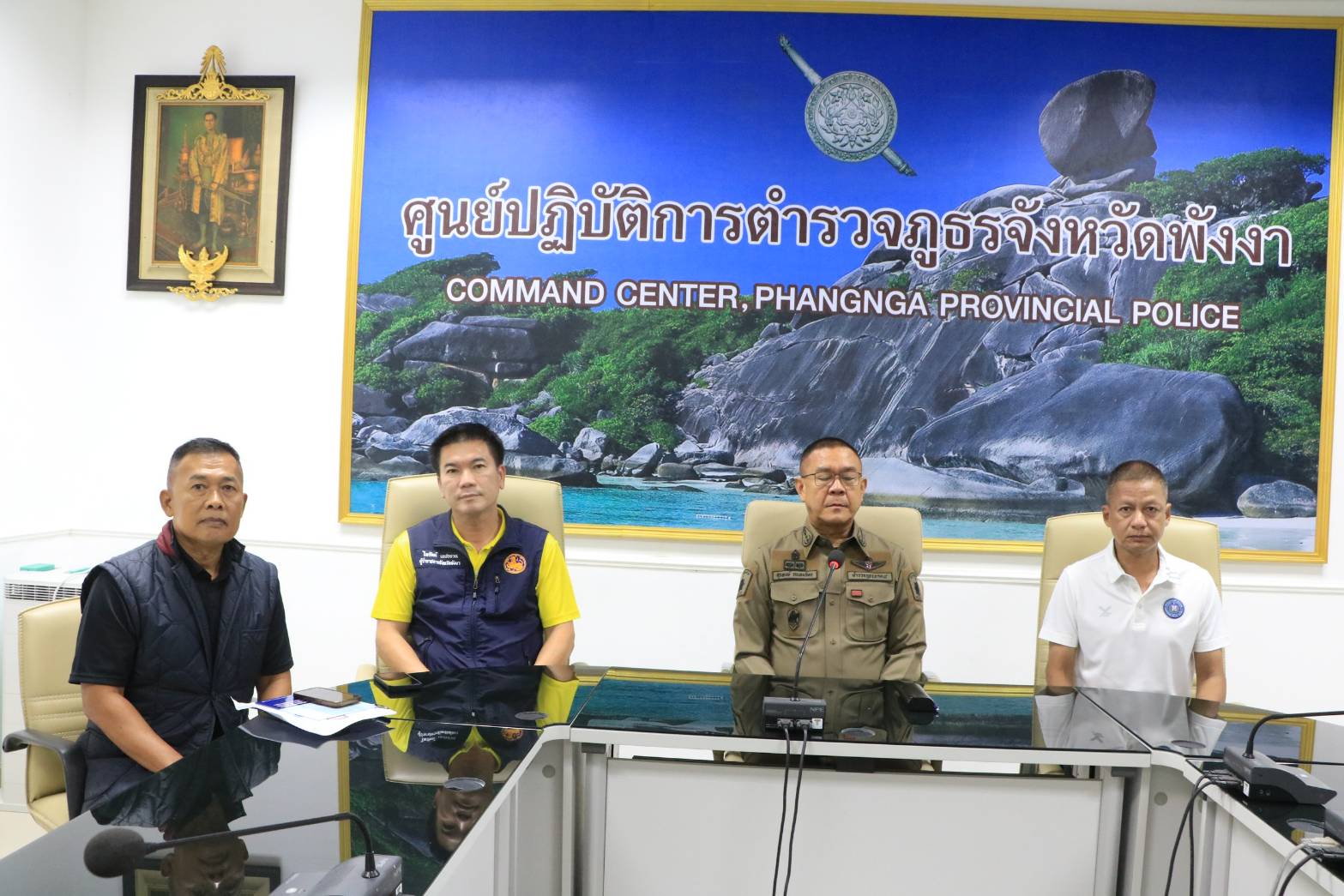 ผู้บัญชาการตำรวจภาค8พร้อมผู้ว่าฯพังงาแถลงข่าวจับผู้ต้องสงสัยพร้อมอุปกรณ์ประกอบระเบิด