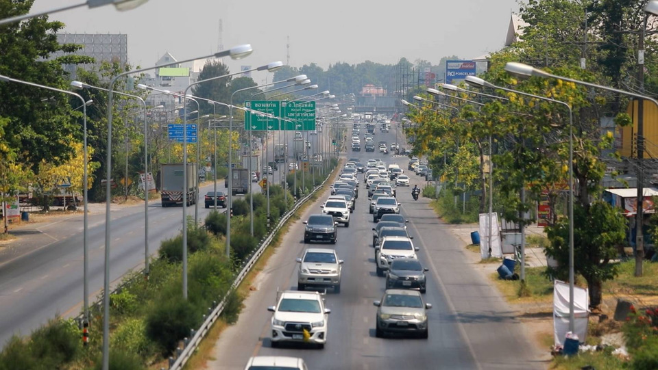 รถแน่นทั้งวัน! มิตรภาพขอนแก่นขากลับสงกรานต์หนึบต่อเนื่อง แต่ EV โล่งไร้คิวยาว คนแห่หอบของฝากกลับกรุง 