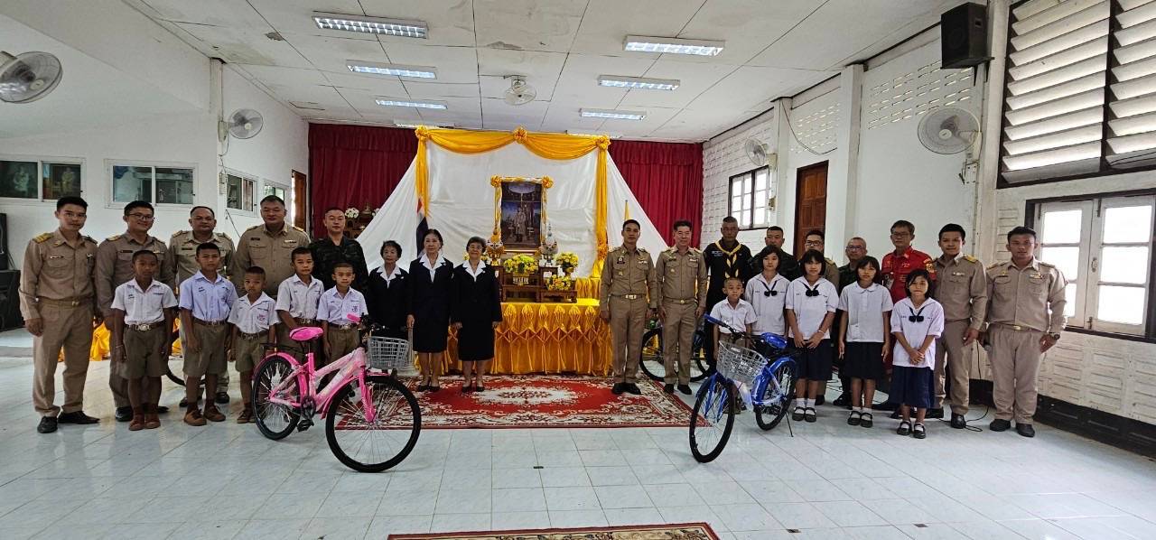 นอภ.ท่าสองยาง มอบรถจักรยาน ให้ 5 โรงเรียน เพื่อเฉลิมพระเกียรติฯ