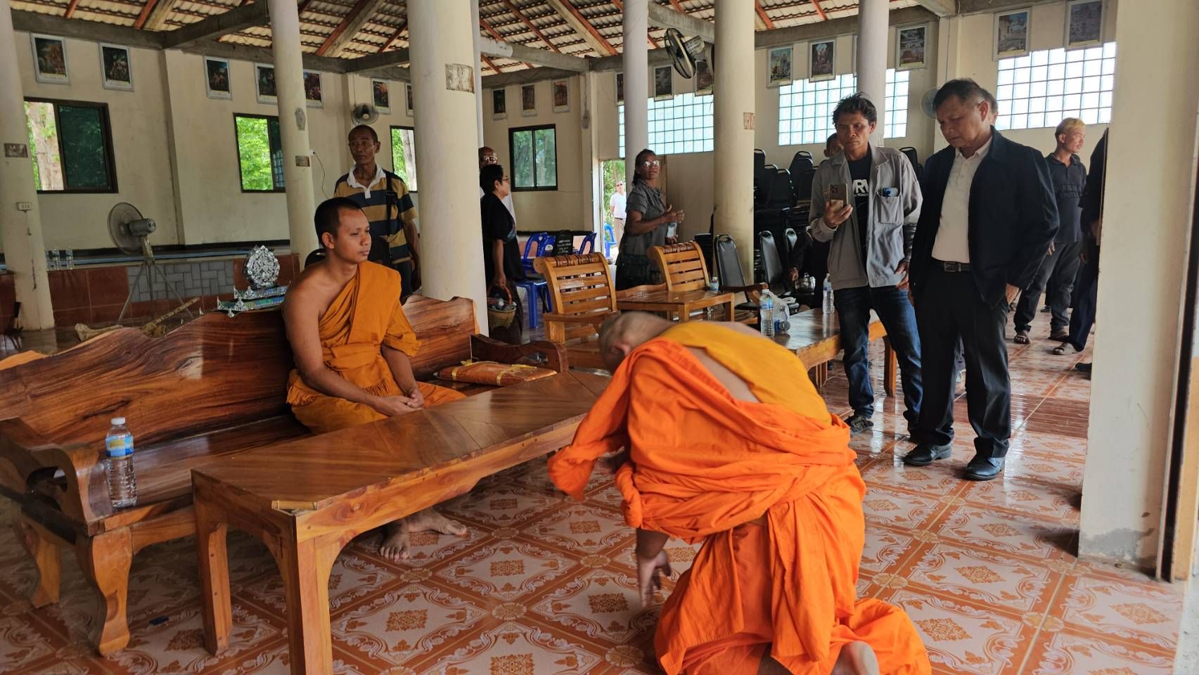บุรีรัมย์ รวบเณร บวชหน้าไฟงานเผาศพ หลังพบหลักฐานฆ่าพี่ชาย ผ้าห่มปิดอำพราง อ้างขณะลงมือจำไม่ได้ เหมือนฝัน