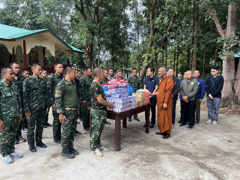 หลวงปู่บุญชวน มอบผ้าห่ม 3,000 ผืน แก่ ทหาร-ตชด.-ปชช. ผู้อพยพ สร้างขวัญกำลังใจสู่พี่น้องชายแดน 