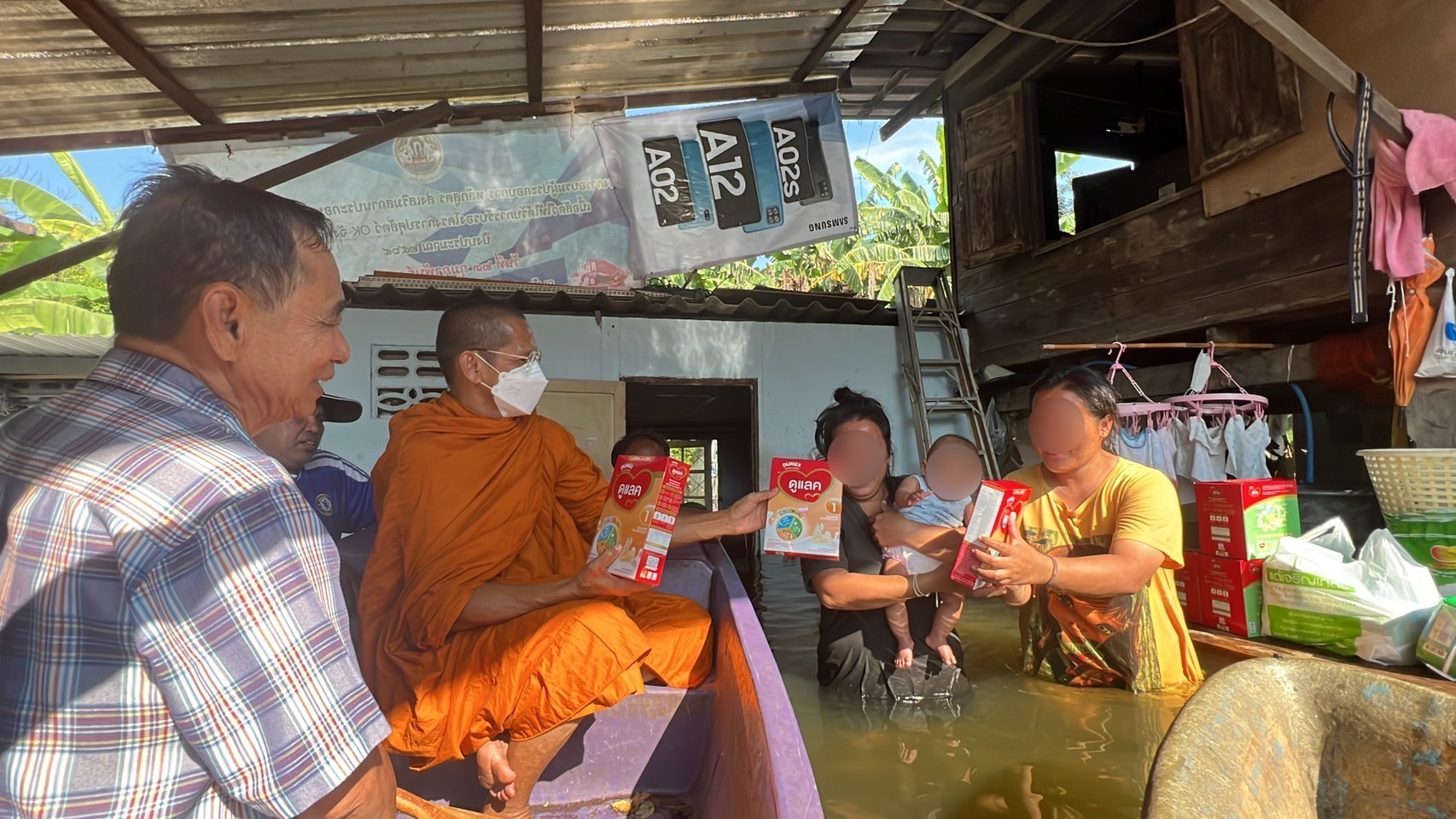 ศูนย์ช่วยเหลือสังคมวัดอ่างทองวรวิหารช่วยครอบครัวที่ประสบอุทกภัยในพื้นที่วิเศษชัยชาญ 