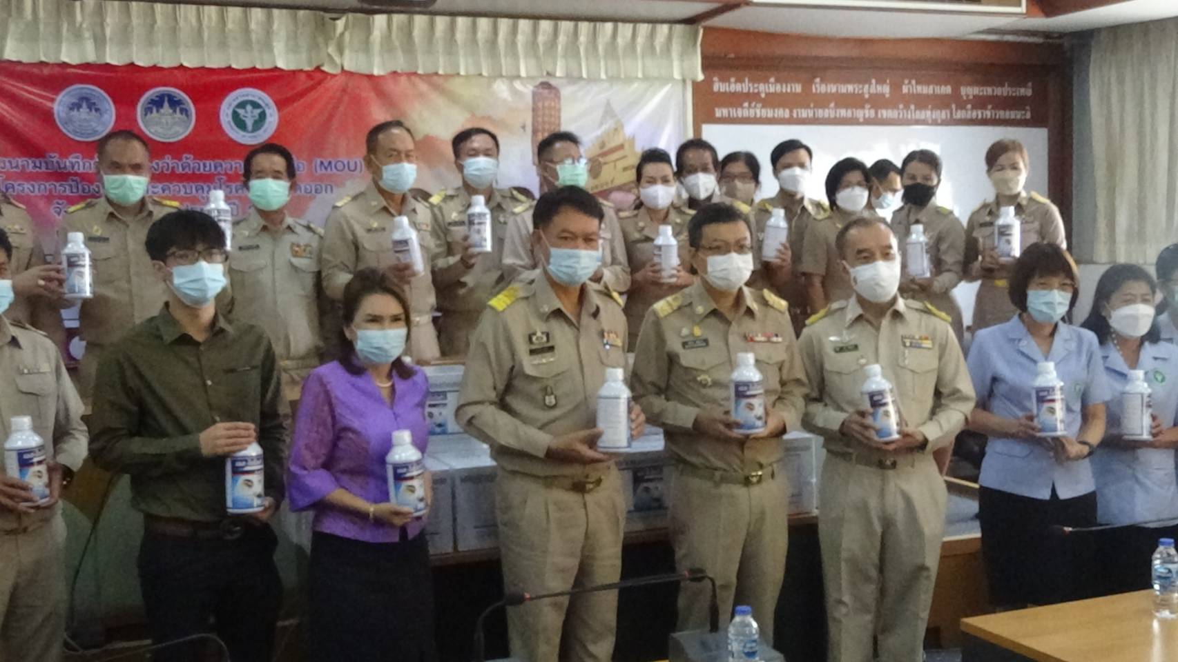 อบจ.ร้อยเอ็ด ลงนามร่วมมือโครงการป้องกันและควบคุมโรคไข้เลือดออกปี64 พร้อมมอบน้ำยากำจัดลูกน้ำยุงลาย