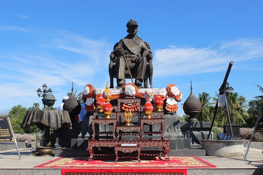 ประจวบฯประกอบพิธีถวายราชสักการะ ร.4 พระบิดาแห่งวิทยาศาสตร์ไทย รำลึก152ปีสุริยุปราคาบ้านหว้ากอ