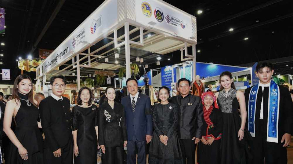 เยี่ยมชมบูธคณะทำงานเศรษฐกิจฐานราก