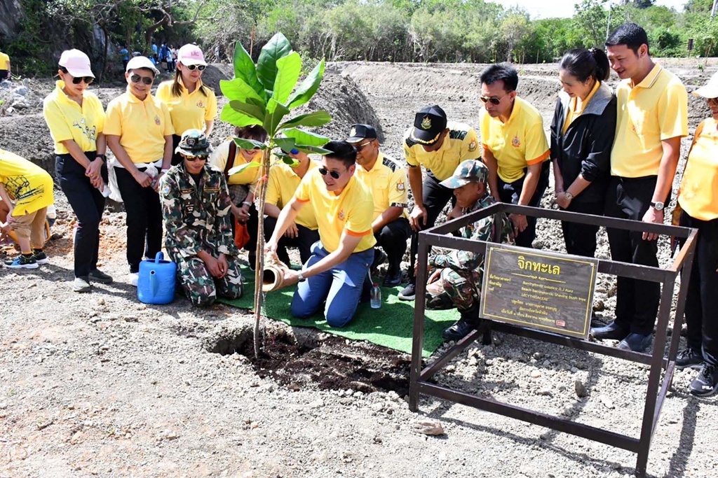 อัยการหัวหินปลูกป่าชายเลน เฉลิมพระเกียรติในหลวง-พระพันปีหลวง