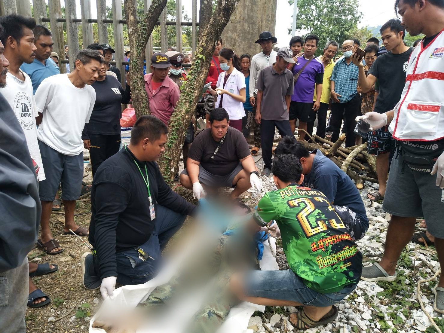 หนุ่มดวงกุดรับเหมาตัดต้นไม้เกิดลมแรงพัดกิ่งไม้ฟาดสายไฟแรงสูงช็อตเสียชีวิต