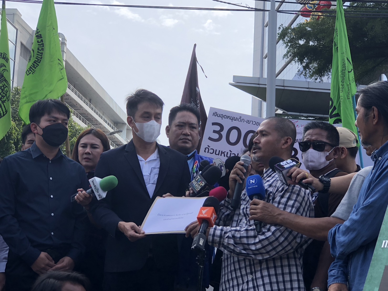 "พีมูฟ"  ยื่นหนังสือถึง "นายกฯ"  เสนอนโยบาย 10 ด้านให้รัฐบาล  "แก้ปัญหาที่ดิน-ทรัพยากร-สวัสดิการ" 