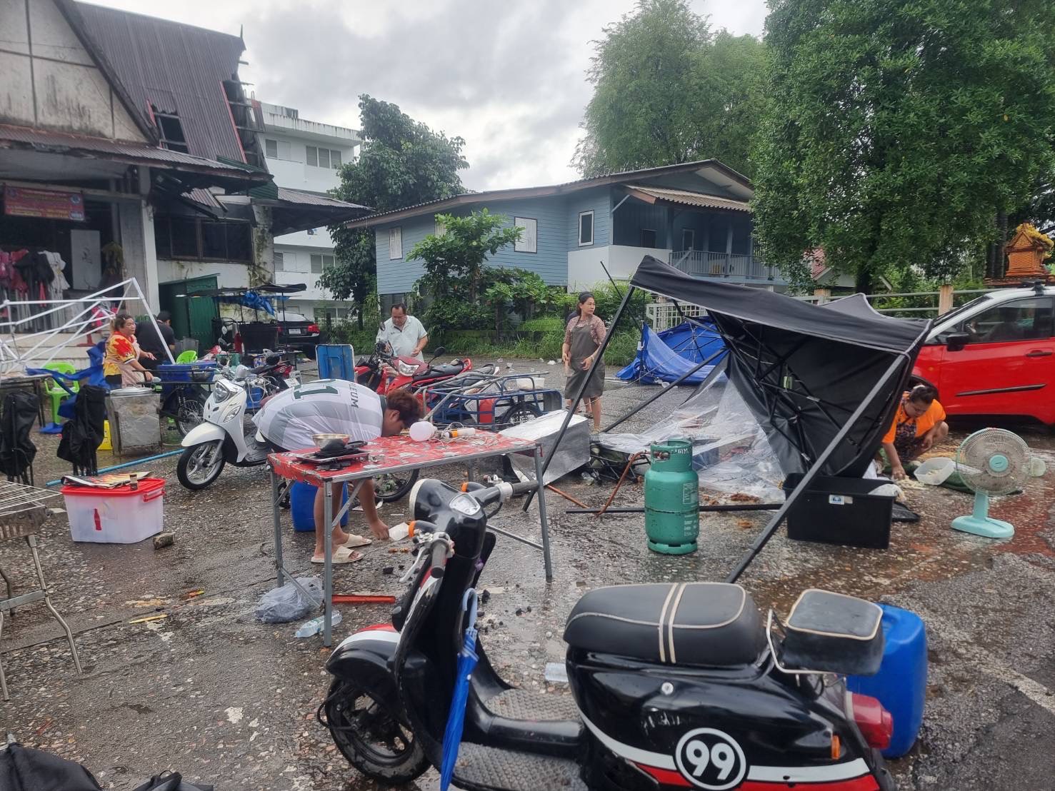 พายุวิภาพัดนาทีเดียวผ่านตลาดเทศบาลคลองใหญ่ร้านค้ากว่า 50 ร้านหน้าตลาดสดล้มระเนระนาด