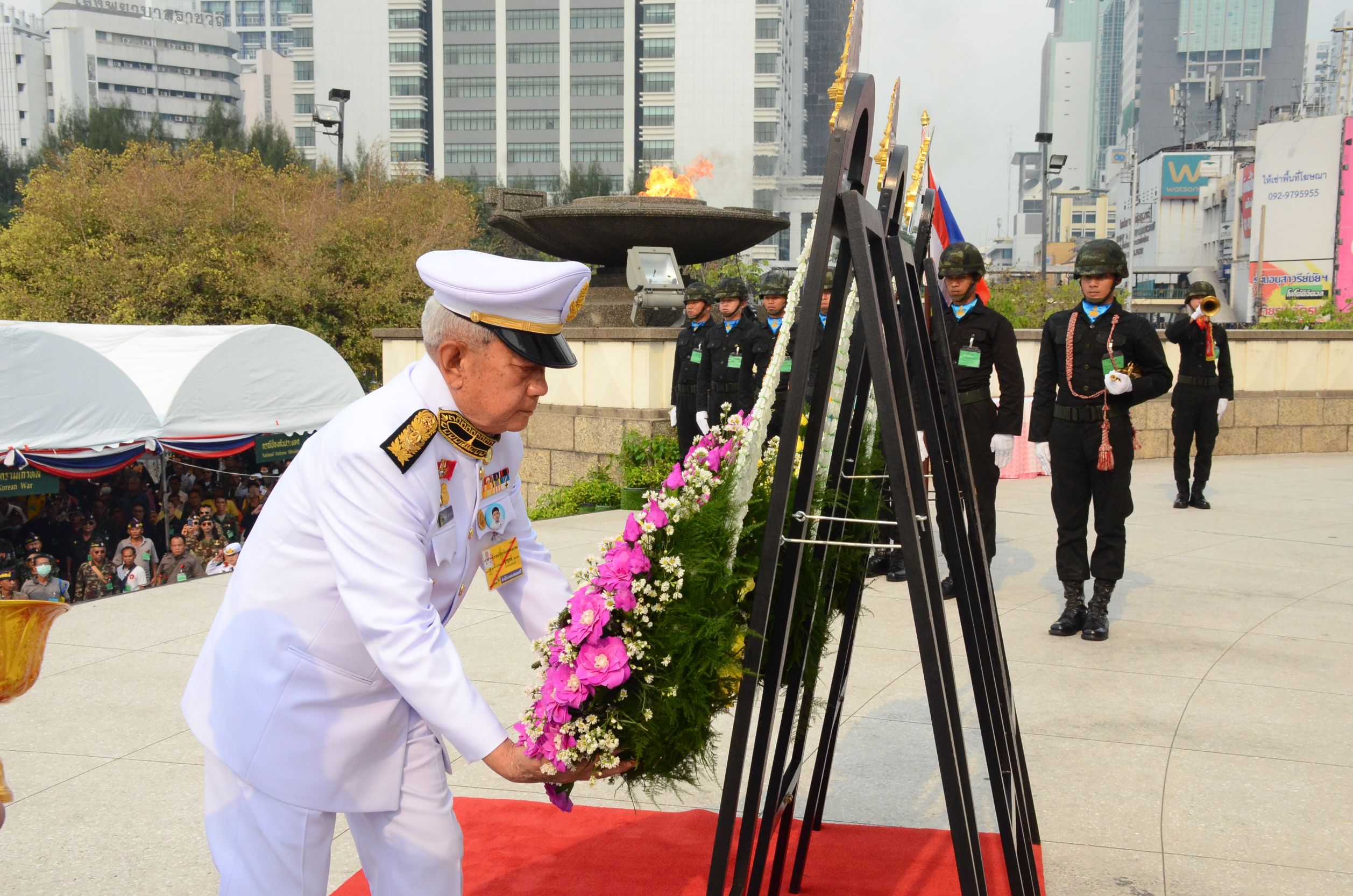 “ร.10” โปรดเกล้าฯ “พล.อ.สุรยุทธ์”ผู้แทนพระองค์วางพวงมาลา “วันทหารผ่านศึก”  