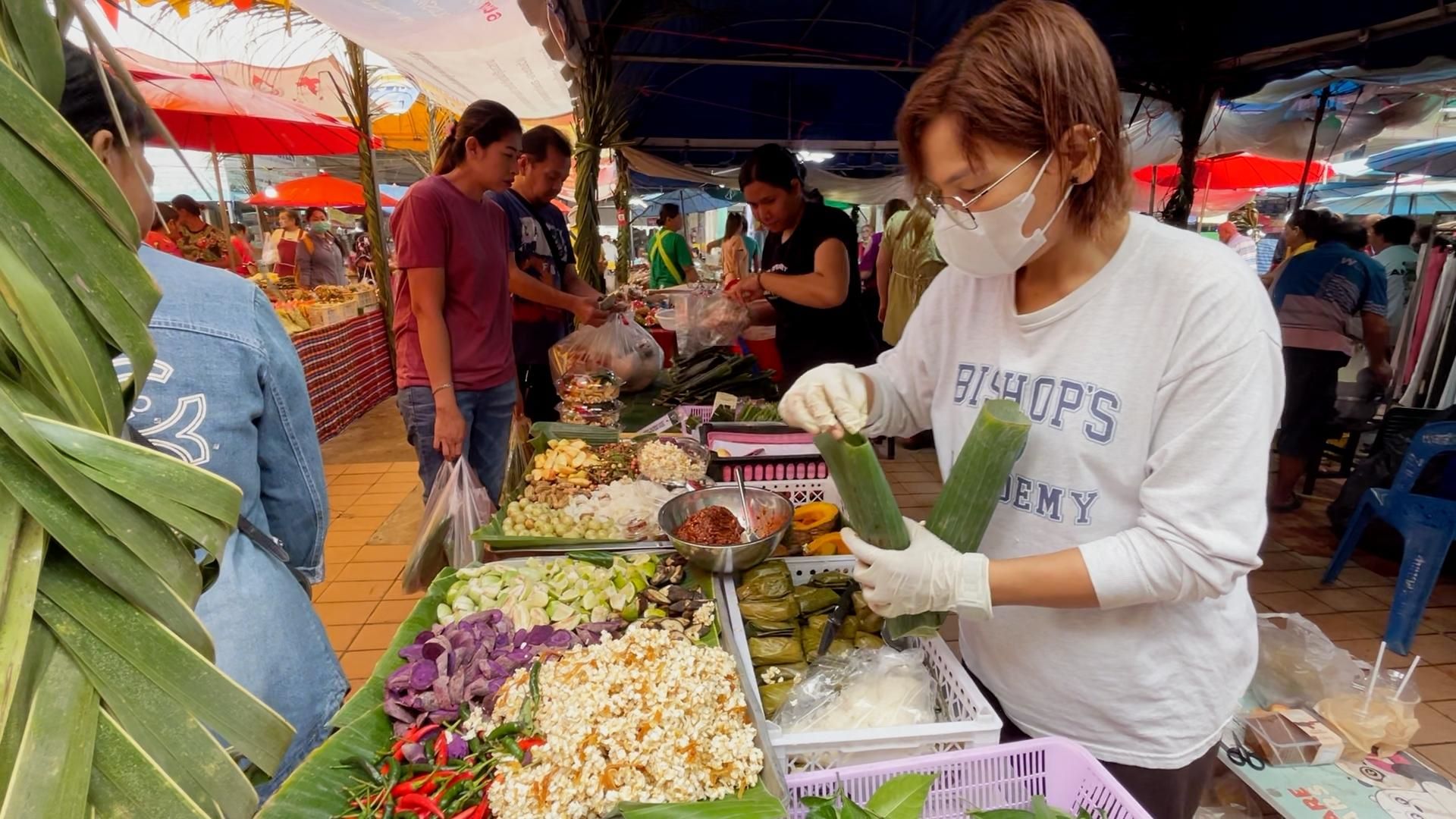 คนขอนแก่นแห่ซื้อของไหว้รับบุญข้าวสากเนืองแน่น ด้านพ่อค้า-แม่ค้าจัดเต็มอาหารอีสานครบชุด-ผลไม้ประจำถิ่น