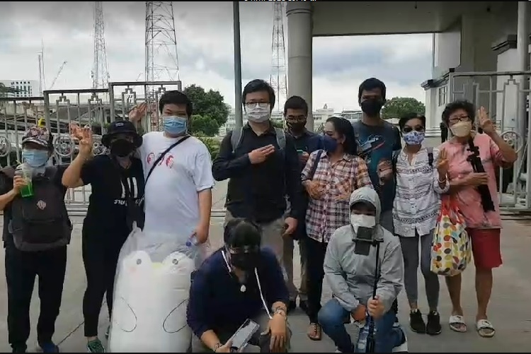 ศาลให้ประกันตัว อานนท์-เพนกวิน-โตโต้-ไมค์-ลูกตาล คดีผิด พรก.ฉุกเฉิน ม็อบมุ้งมิ้ง ปราศรัยหน้า ทบ.