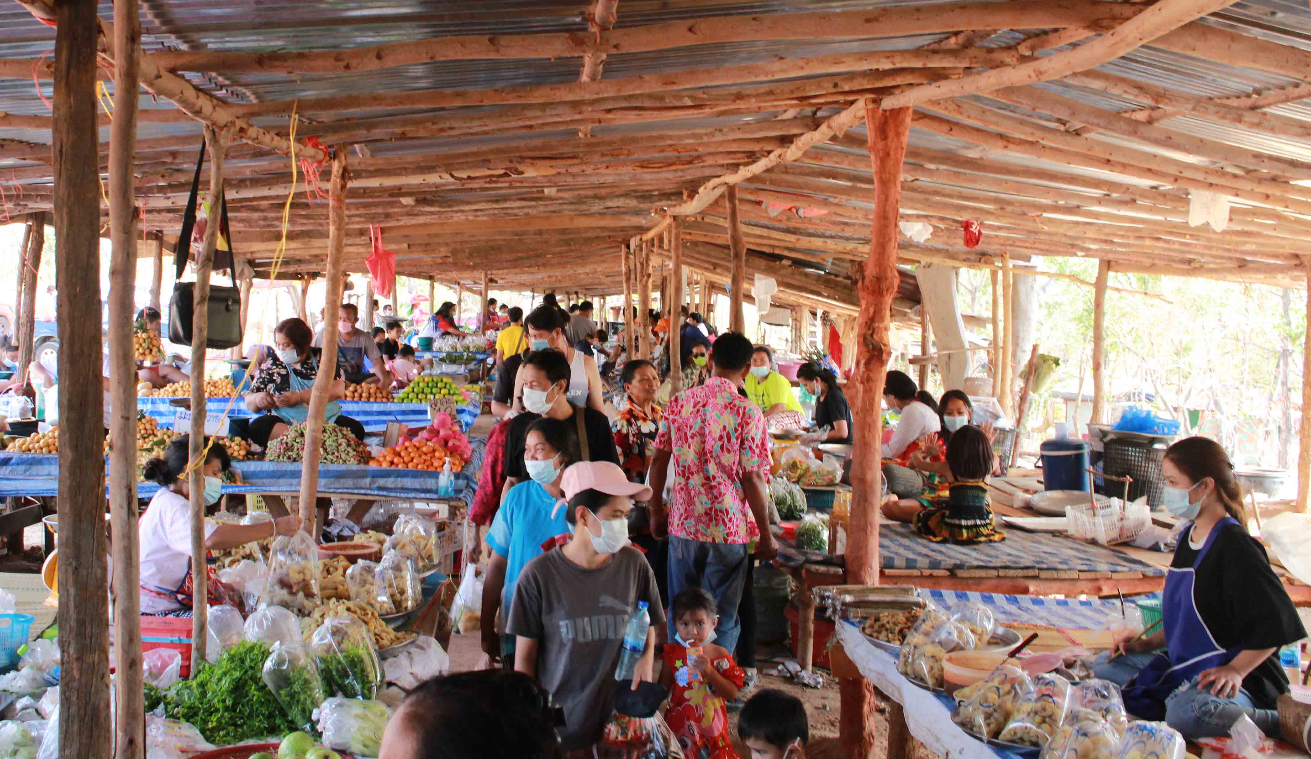 คนหนีโควิด-19 กลับบ้านสงกรานต์กาฬสินธุ์  แห่ซื้ออาหารป่าที่ตลาดโสกหินขาวคึกคัก
