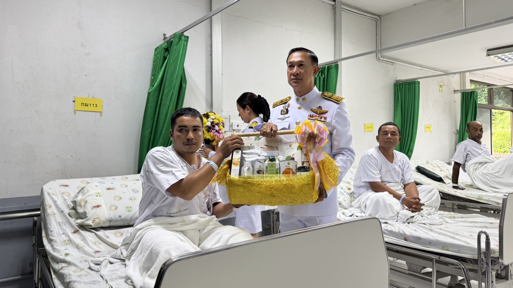 "ในหลวง-พระราชินี"  โปรดเกล้าฯให้ผู้ว่าฯนราธิวาส เชิญสิ่งของพระราชทานมอบแก่อาสาสมัครรักษาดินแดนที่ได้รับบาดเจ็บ