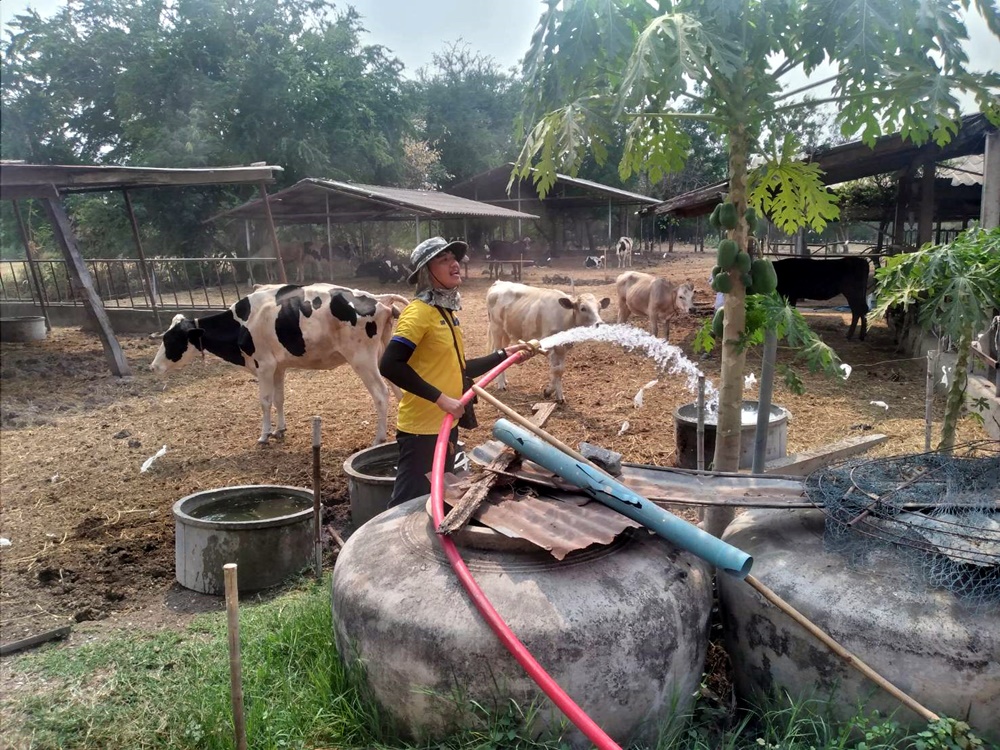 เทศบาลตำบลเขาพระยาเดินธง นำน้ำสะอาดแจกชาวบ้านได้รับผลกระทบจากสถานการณ์ภัยแล้ง