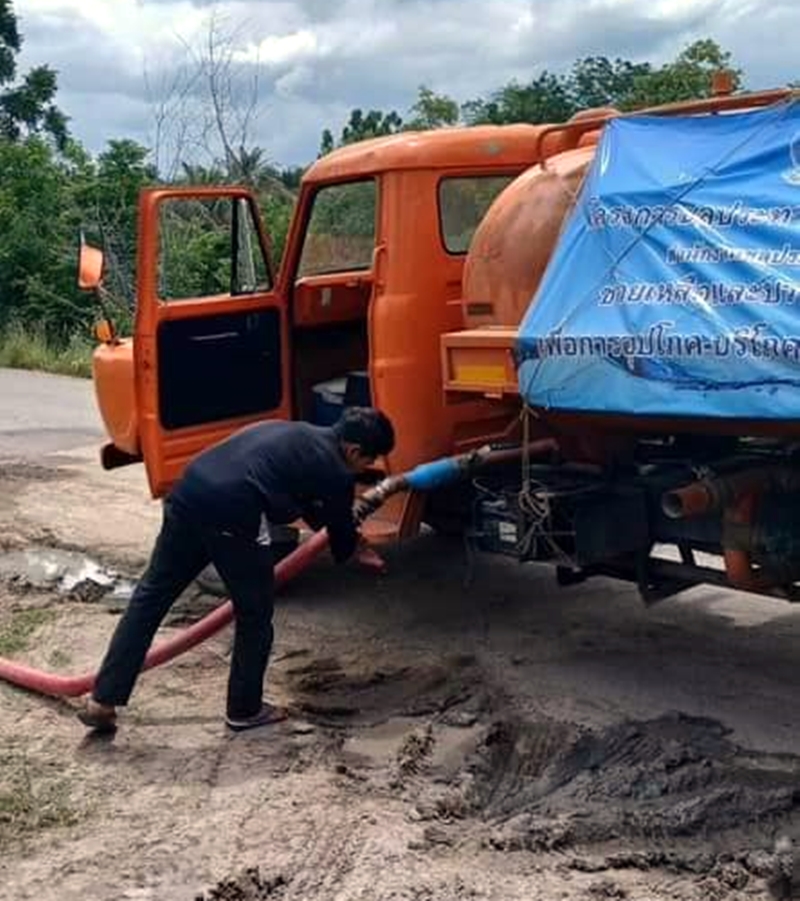 ชป.ประจวบคีรีขันธ์ หนุนรถบรรทุกน้ำช่วยแล้ง 8 เที่ยว ปริมาณน้ำ 4.8 หมื่นลิตร พื้นที่อำเภอทับสะแก 