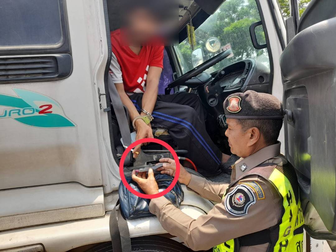 ตำรวจทางหลวงสุพรรณจับหนุ่มขับรถบรรทุกอาหารสัตว์พกยาบ้าอ้างเสพแก้ปวดเมื่อย