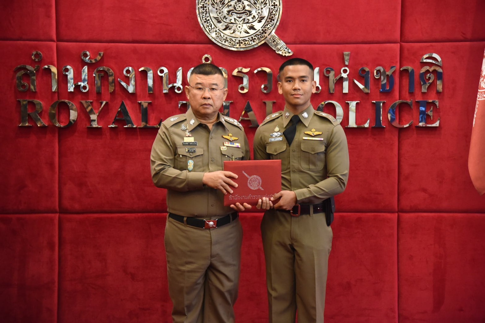 ผบ.ตร.มอบรางวัลตำรวจ สน.ชนะสงครามช่วยเหลือผู้สูงอายุจากเหตุเพลิงไหม้ 