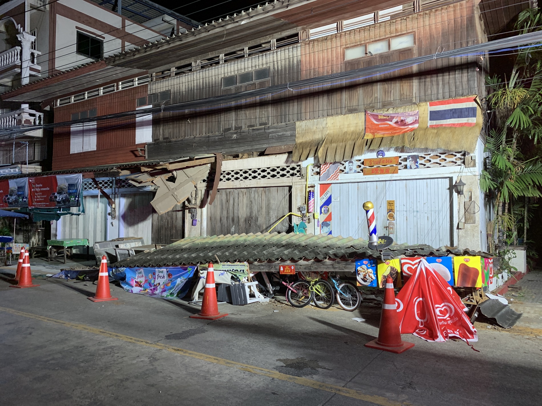 หวิดดับ!!หลังคากันสาดอาคารเก่า ในตลาดบ้านเพ พังถล่ม ทับเจ้าของร้านตัดผมได้รับบาดเจ็บ