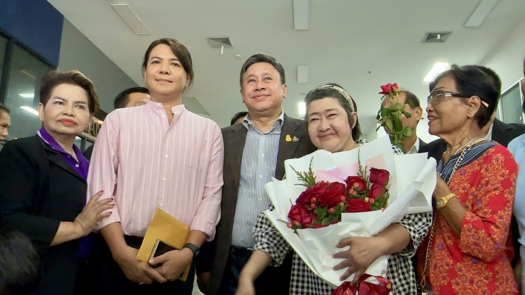 "จักรภพ เพ็ญแข" ถึงกองปราบฯ รายงานตัวตามหมายจับคดีครอบครองอาวุธปืน -อั้งยี่ เมื่อปี 2560 
