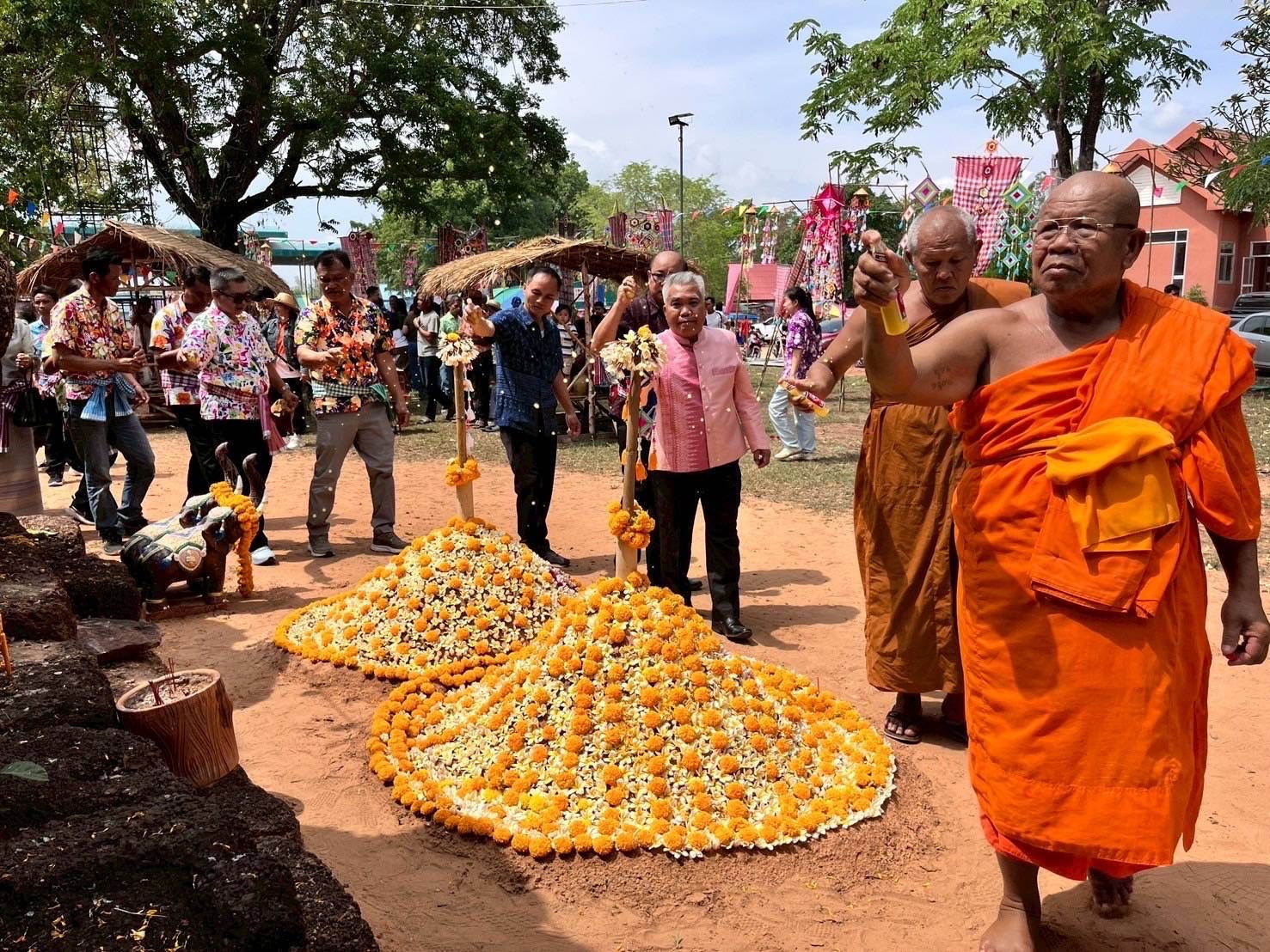 อำเภอบ้านเขว้าสืบสานประเพณี'สรงกู๋แดง'โบราณสถานสำคัญของชัยภูมิ   