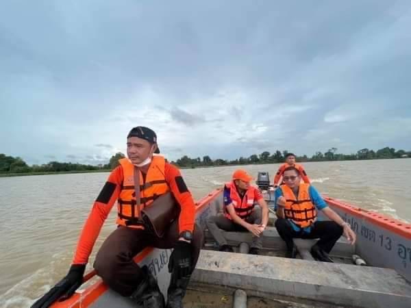 นายก อบต.ดู่ทุ่ง ลงเรือท้องแบน สำรวจระดับน้ำป้องกันน้ำท่วม