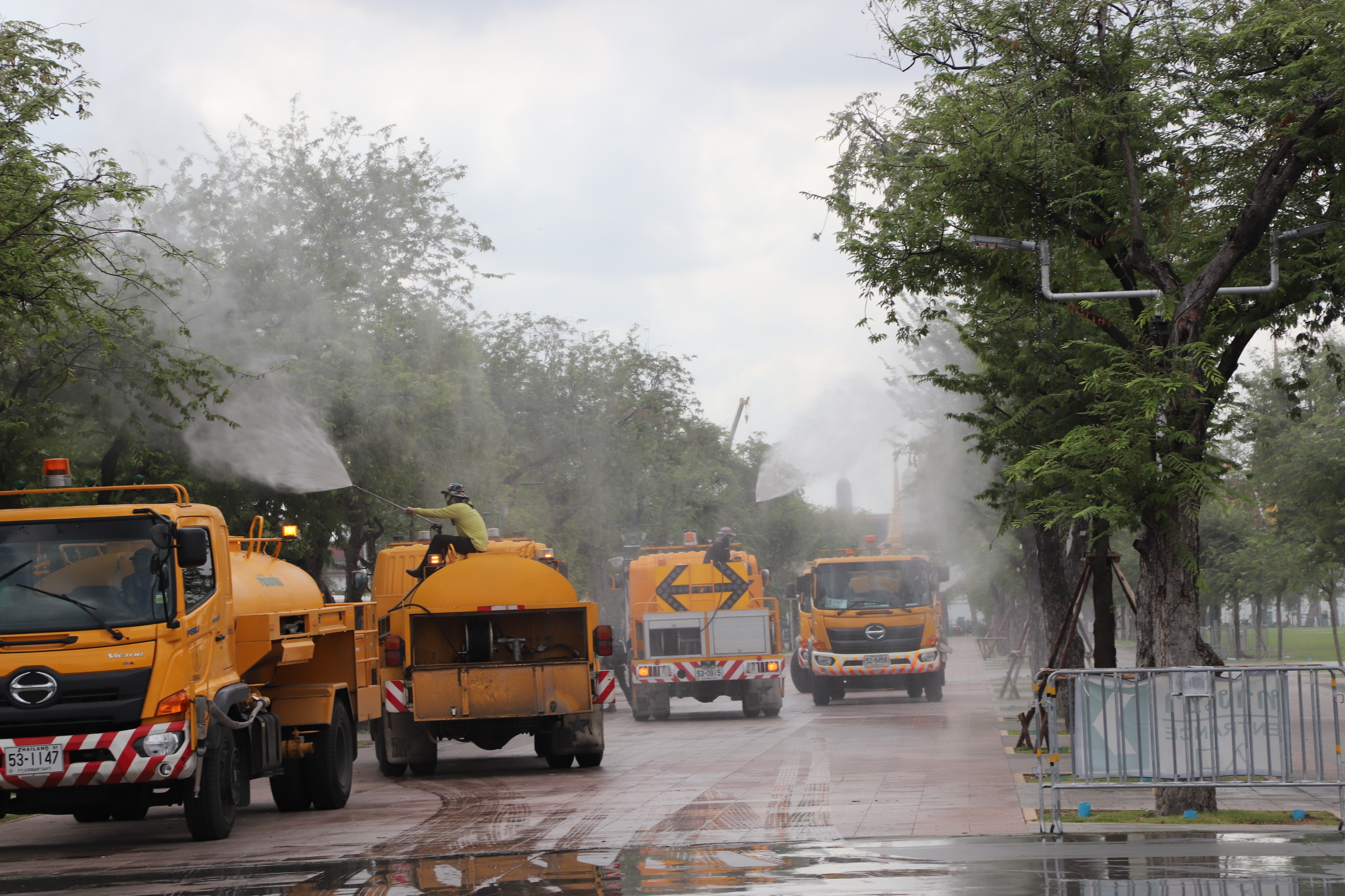 สำนักสิ่งแวดล้อม กทม.ออกปฏิบัติการฉีดน้ำ ลดฝุ่นจิ๋ว PM2.5 (ประมวลภาพ)