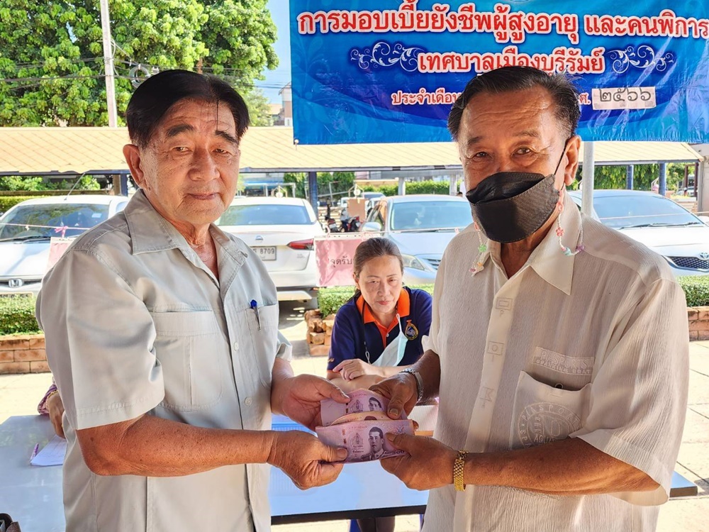 ทม.บุรีรัมย์ มอบเบี้ยยังชีพ “ผู้สูงอายุ-พิการ” 18 ชุมชน มีคุณภาพชีวิตที่ดีขึ้น