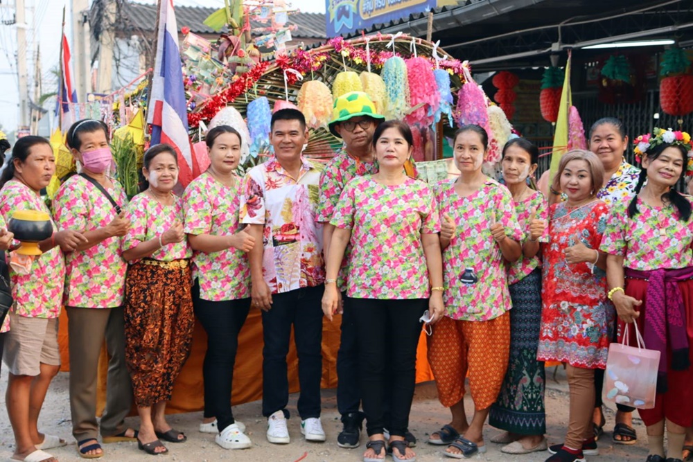 บ้านหนองพลับ ตะเคียนเตี้ย แห่เข้าวัดทำบุญ รดน้ำดำหัว วันสงกรานต์ 2566